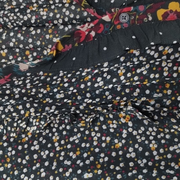 LOFT grey floral long sleeve printed blouse size medium ruffle 1/2 button - Picture 4 of 9